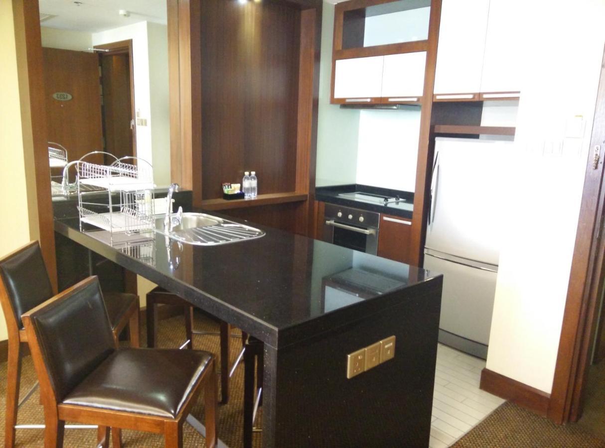 St Giles Gardens Hotel Kuala Lumpur Zewnętrze zdjęcie A kitchen in a hotel suite