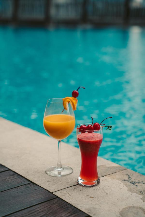 St Giles Gardens Hotel Kuala Lumpur Zewnętrze zdjęcie A mango lassi (left) and a strawberry lassi (right)
